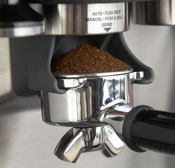 Hands-free filling for the portafilter directly from the integrated burr grinder